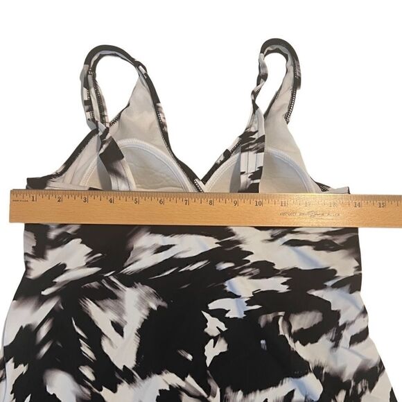 Trimshaper Black White Print Slimming Flowy One Piece Bathing Suit Size 10 - Picture 13 of 15